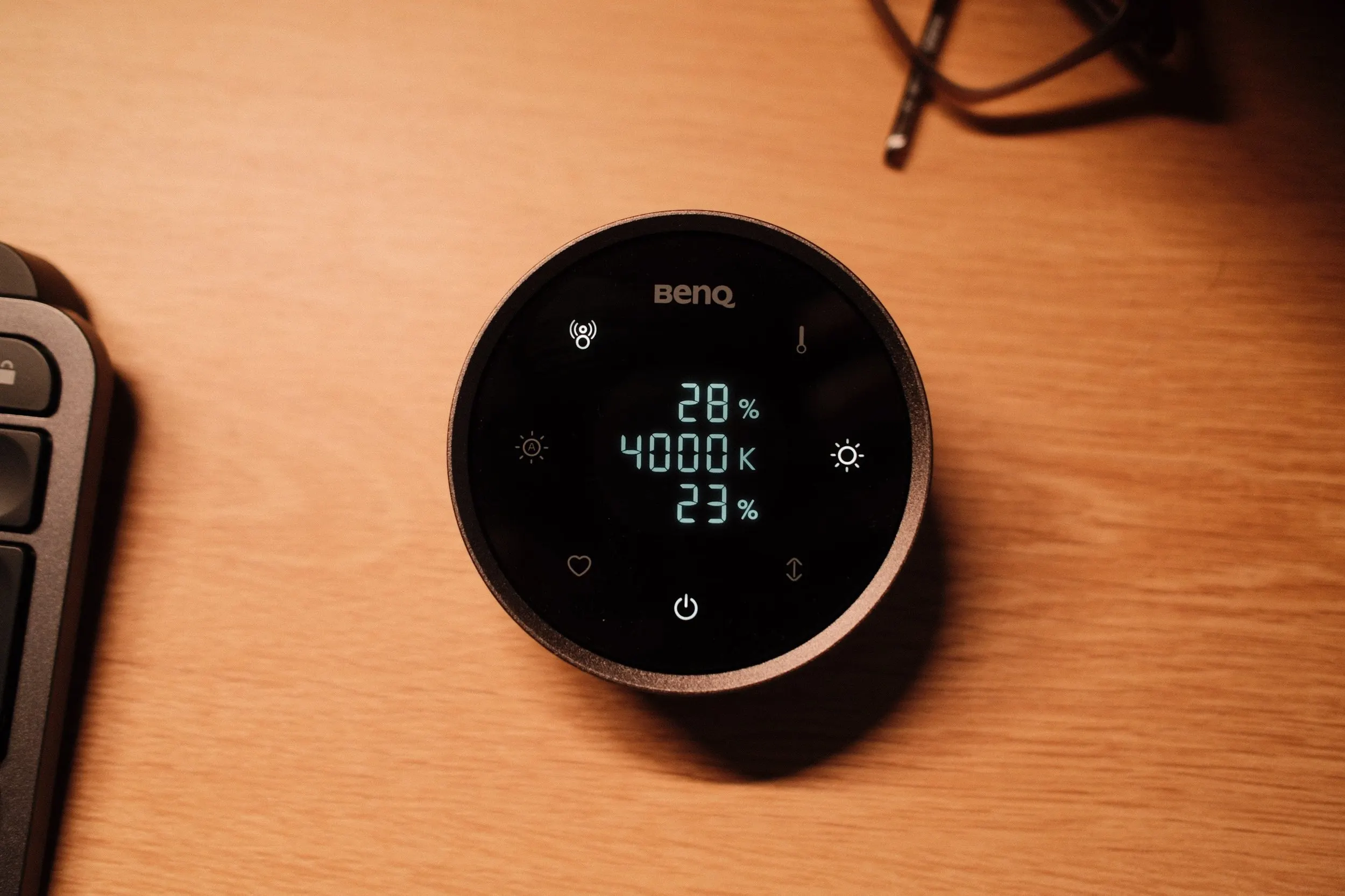 BenQ ScreenBar Halo 2 wireless controller on a desk showing 4000K colour temperature
